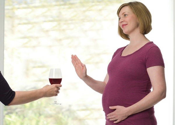 Mẹ bầu trong giai đoạn đầu mang thai cần phải bỏ rượu sớm